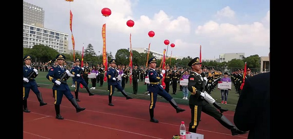 太阳成集团tyc151cc国旗班入场.jpg